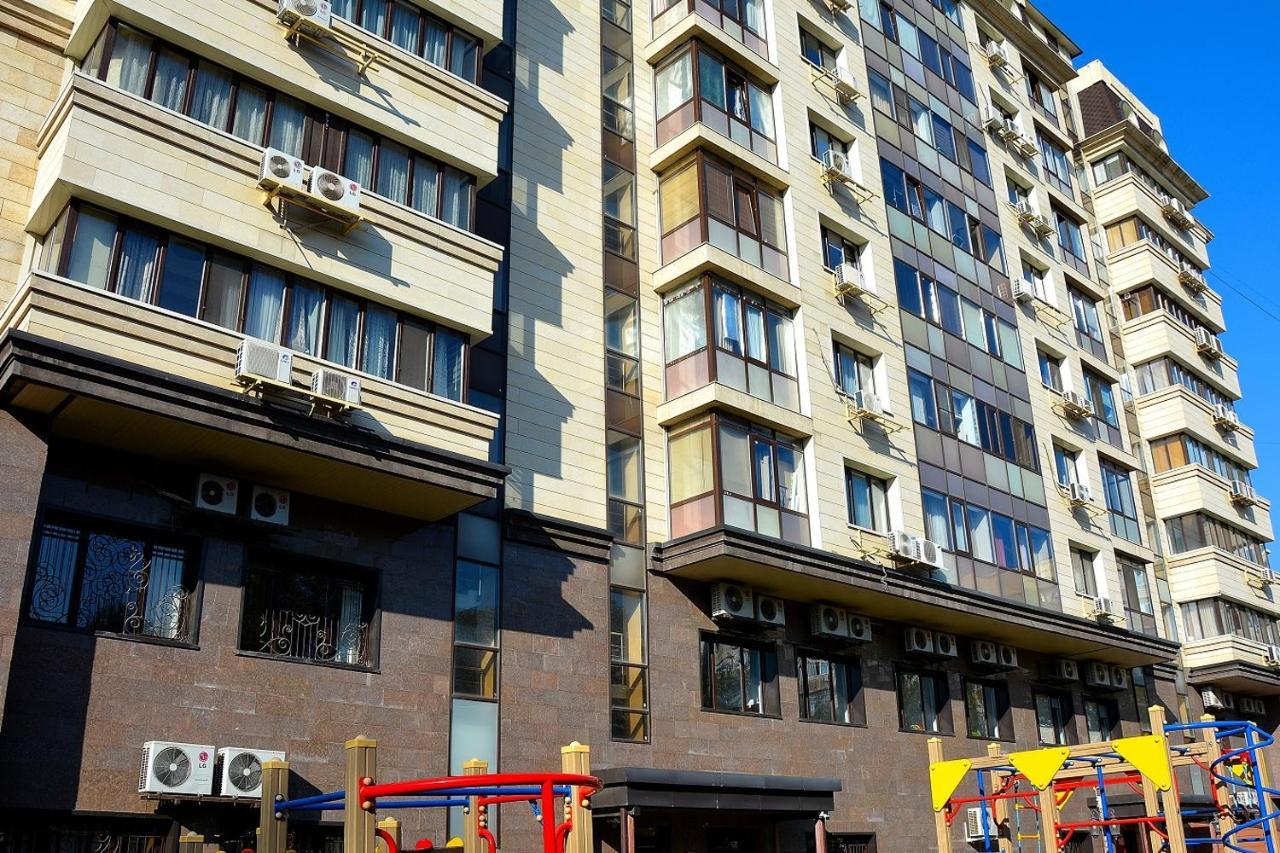 Уютная 2-Комнатная Квартира В Центре Г. Алматы Buitenkant foto